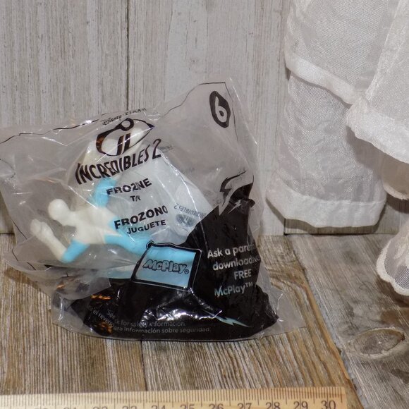 INCERDIABLES 2 McDonalds Toy Unopen Package CAKE TOPPER - Picture 1 of 6